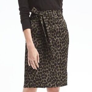 Banana Republic Pencil Skirt Green‎ Animal Size 2 no belt